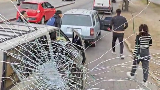 Córdoba: un hombre rompió el parabrisas a un colectivo con un trabavolante en la zona sur de la Capital