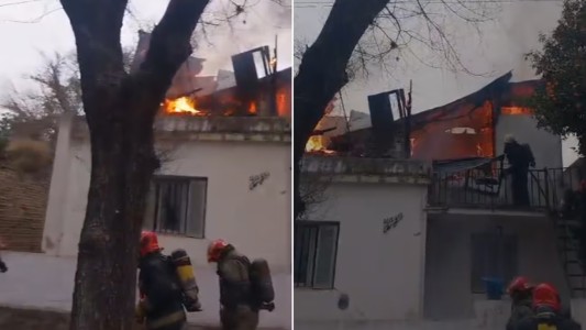Video: Bomberos combaten un incendio en una vivienda en Villa Siburu