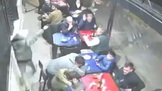 Parque Chacabuco: ocho delincuentes asaltaron un restaurante repleto de comensales