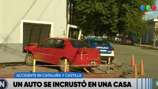 Un auto se incrustó en una casa tras chocar con un patrullero