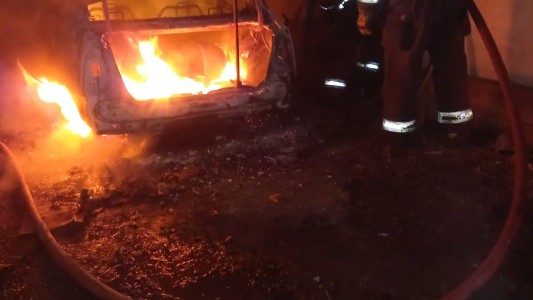 Bomberos lograron apagar un incendio de dos vehículos estacionados en barrio Parque República