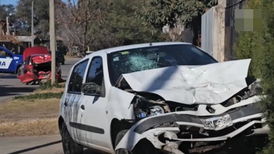 Dos jóvenes le robaron el auto a un vecino y chocaron en la huida