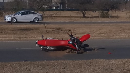Villa Allende: chocaron dos motos, una conductora murió y el otro está gravísimo