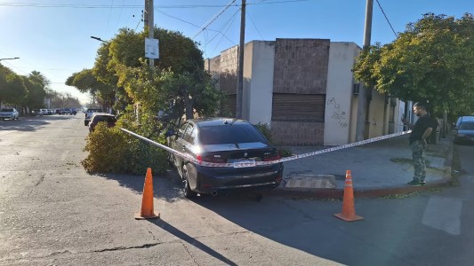 Un joven chocó a un motociclista, lo mató e intentó huir