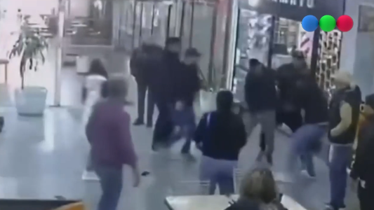 Video: batalla campal en una galería por una interna de comerciantes