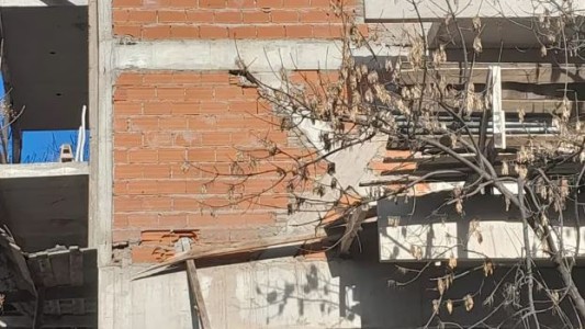 Dos obreros resultaron heridos al caer de un edificio en construcción, en Palermo
