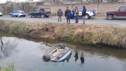 Perdió el control de su auto y cayó a un canal maestro: lo rescataron los vecinos