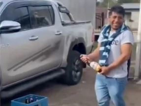 Compraron una camioneta Hilux nueva y le tiraron cerveza para "bautizarla"