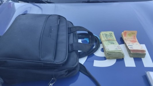 Un hombre que tenía una tobillera electrónica fue detenido tras robar un maletín de un vehículo