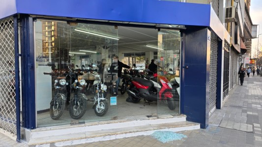 Un menor de edad reventó el vidrio de una concesionaria, robó una moto y se fue caminando