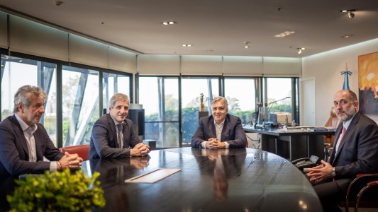 Martín Llaryora recibió al ministro de economía Luis Caputo después de su disertación en Córdoba