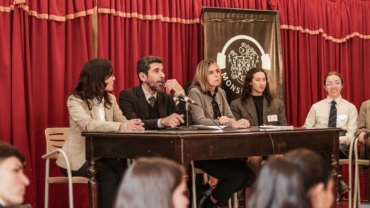 Alumnos del Colegio Nacional de Monserrat realizaron un simulacro de juicio con jurados populares