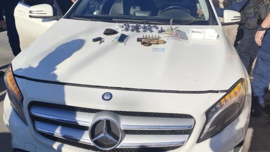 Un hombre manejaba un Mercedes Benz con cocaína, evitó un control y le disparó a la Policía