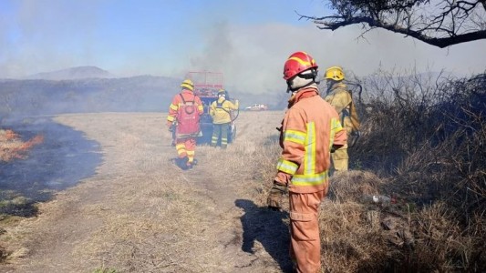 Bomberos combaten un incendio forestal de tres frentes en Deán Funes
