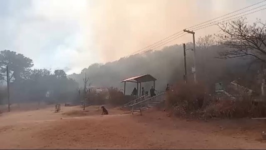 Bomberos combaten un incendio en La Cumbre: hay riesgo extremo en toda la provincia