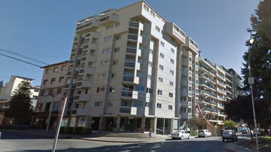 Conmoción en Bariloche: un egresado rosarino cayó de un sexto piso y está grave