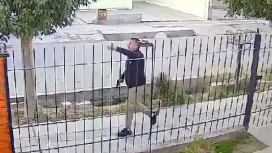 Video: Un policía amenazó con matar a sus vecinos porque no le vendían droga