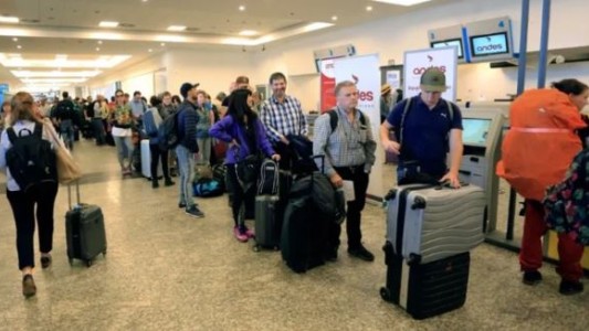 El Gobierno anunció sanciones para los trabajadores aeronáuticos que hicieron paro en Aeroparque