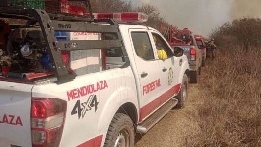 Bomberos intentan controlar el incendio en La Calera: se reactivó por el viento