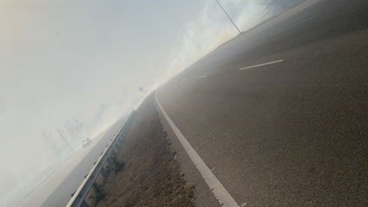 Autopista a Córdoba-Carlos Paz: corte total por un incendio cerca de Malagueño