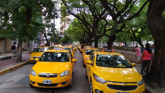 Movilización de taxistas en Córdoba: se manifiestan contra las aplicaciones con chofer