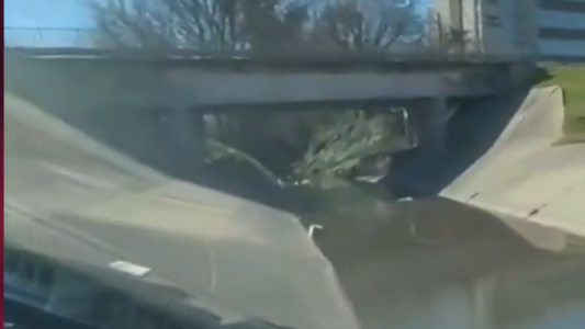 Imprudencia y peligro al volante: para acortar camino atravesó el arroyo por debajo de un puente