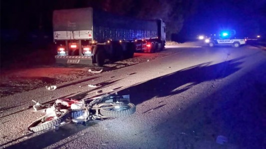 Córdoba: un hombre viajaba en moto, chocó de frente contra un camión y murió