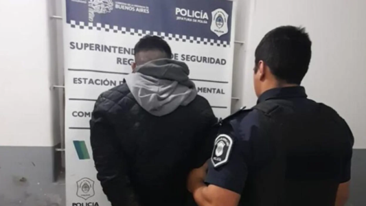 Un policía murió tras recibir una patada en la espalda durante un operativo