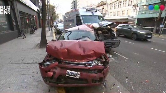 Una ambulancia chocó contra tres autos estacionados en Palermo