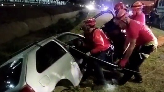 Rescataron a tres personas al borde de caer en el auto a un canal de desagüe