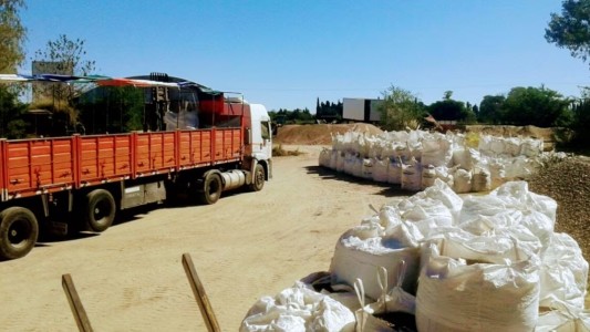 Río Cuarto: un hombre murió atrapado entre un camión y una pala cargadora en una arenera