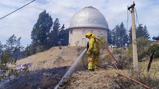 Bomberos contuvieron el incendio en la Estación Astrofísica de Bosque Alegre