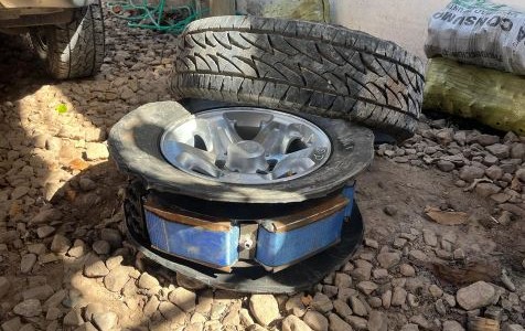 Detuvieron a tres personas tras descubrir que en los neumáticos de dos camionetas había 110 kilos de cocaína