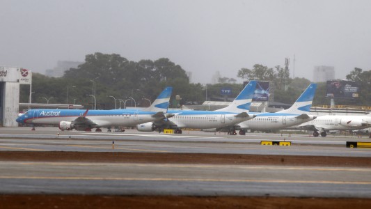 El presidente de Aerolíneas dijo que se pierden 3 millones de dólares en el paro de hoy