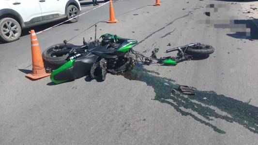Córdoba: un motociclista falleció tras chocar un camión cargado con arena
