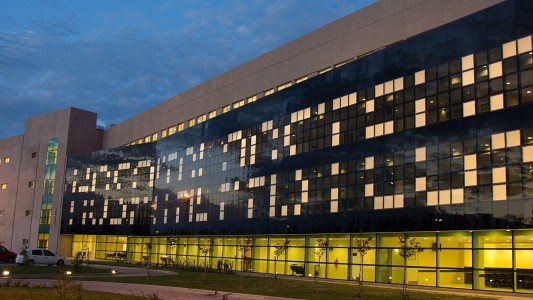 Un adolescente de 15 años sufrió un golpe en la cabeza al caer durante una pelea callejera: se encuentra en estado crítico