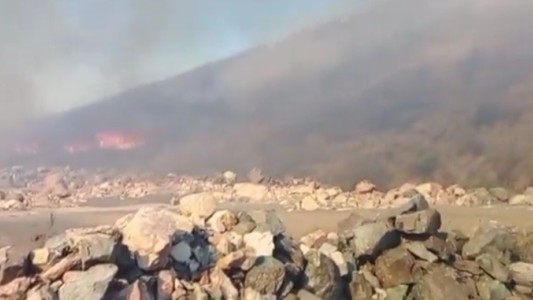 Bomberos contuvieron el incendio cerca de Agua de Oro