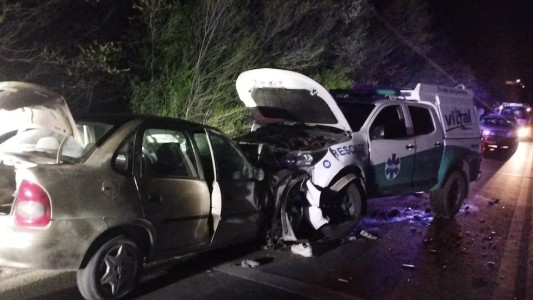 Chocaron un auto y una ambulancia en medio de los incendios