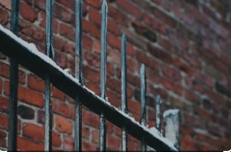 Entre Ríos: olvidó sus llaves, intentó saltar la reja, se quedó enganchado y perdió un testículo