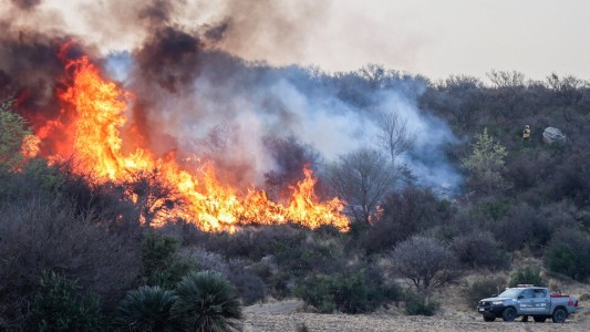 Incendios en Córdoba: los bomberos lograron contener el foco de Villa Berna
