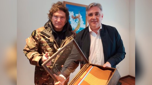 Cuál fue el obsequio que le hizo Llaryora a Milei por la visita a Córdoba