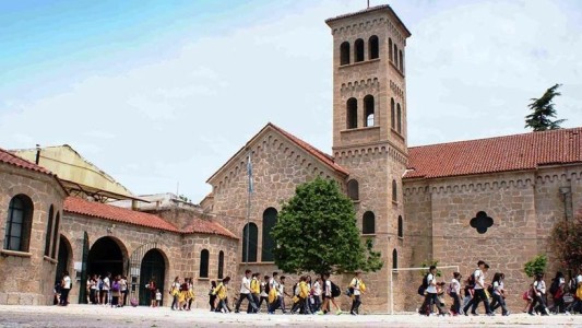 Un colegio de Carlos Paz prohibió las polleras como uniforme