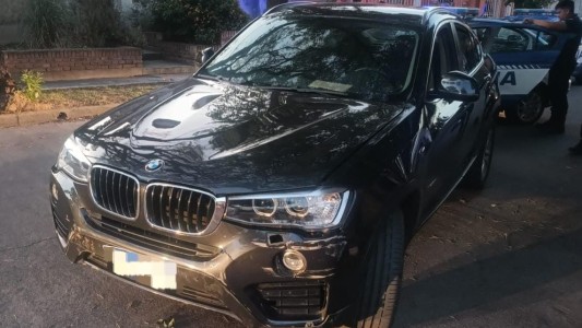 Alcoholizado, chocó su BMW contra la casa de su ex y embistió a un policía