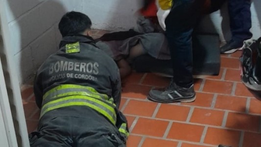 Una niña de 11 años se tiró por la ventana de un tercer piso durante un incendio en un edificio de Córdoba