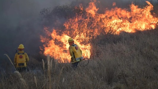 Incendios en Córdoba: el foco de Quebrada de la Mermela sigue activo