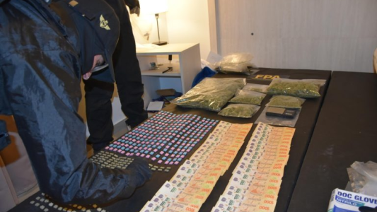 Dos detenidos en un allanamiento por posesión de drogas en barrio Güemes