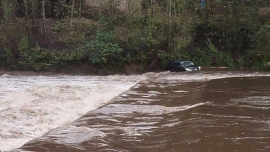 Un auto intentó atravesar el río en El Durazno pero se lo llevó la crecida