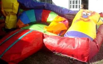 Varios chicos resultaron heridos cuando se desinfló el inflable en el que jugaban en la escuela