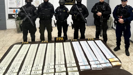 San Francisco: investigan a tres hombres que viajaban con 180 mil dólares y 7 millones de pesos