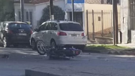 Fuerte choque entre un auto y una moto en Córdoba: un herido grave